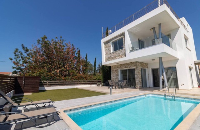 Villa Orchid: 3 Bedroom modern villa with a private pool and stunning sea views!