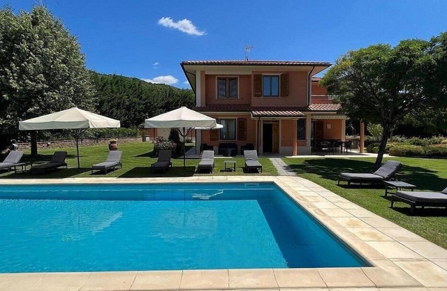 Villa Oscar: Eine angenehme und geräumige zweistöckige Villa, umgeben von viel Grün.