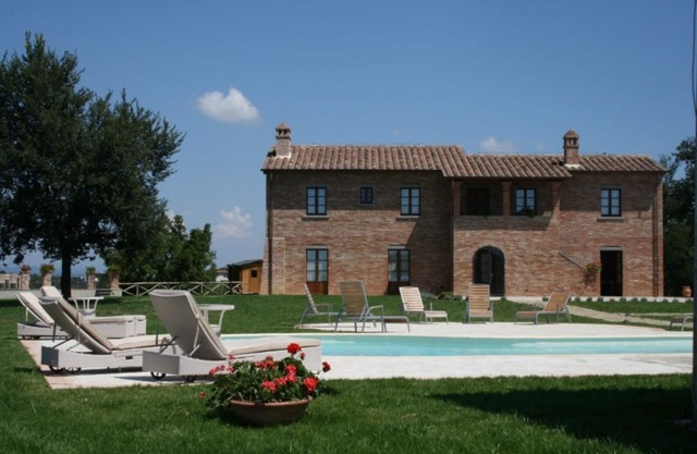 Villa OVIDIO ist ein herrliches Landhaus mit modernster Ausstattung,schoenem Pool, Jacuzzi und Sauna