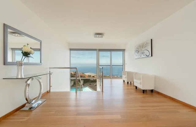 Moradia de Luxo com 4 Quartos, piscina e vista mar