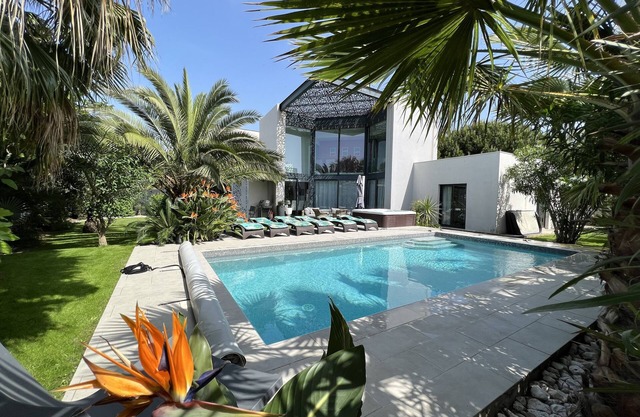VILLA PALOMA ***** CAP D'AGDE 10 Pers. 450 M SEA Beheizter Pool, Spa und Garten