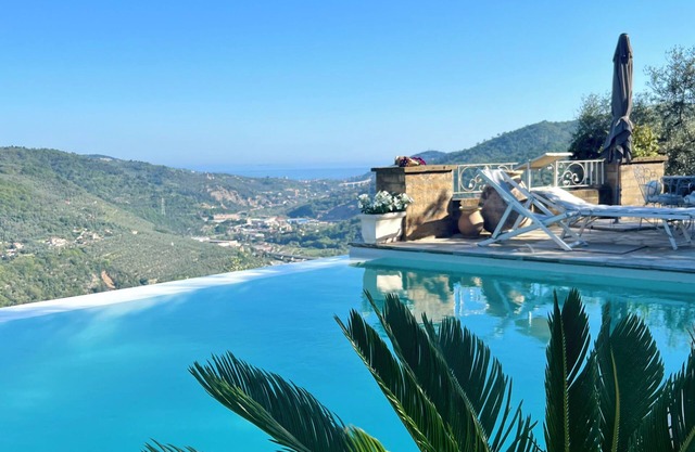 Villa Panorama da Luca, splendida terrazza con piscina riscaldata, vista mare