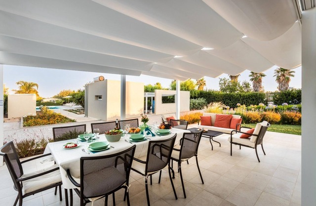 Villa Paul „Earth“ und „Neben“ prächtige Villa mit Pool am Meer Noto