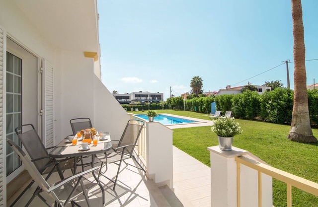 Vila Guerreiro mit Pool, Terrasse und WLAN; Parkplätze vorhanden