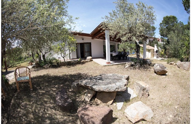 Villa Paradiso, in the beach by foot, big garden, Wifi, all inclusive