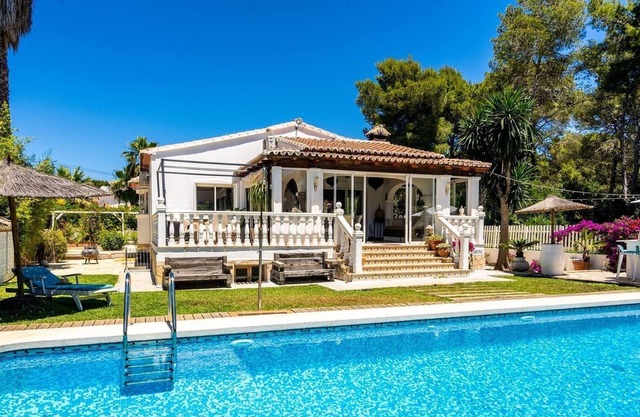 Villa Parini mit Bergblick, Pool, Garten und WLAN