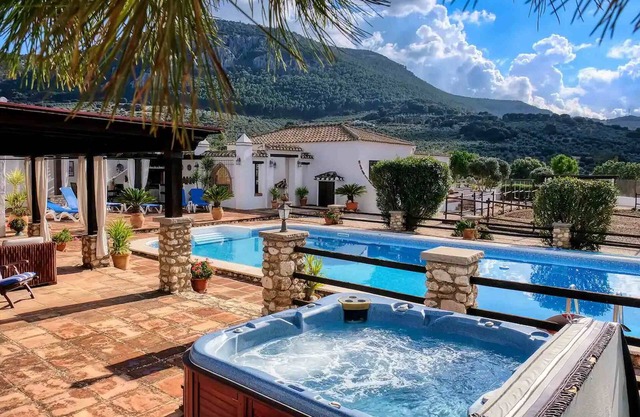 Villa 'Pasa Fina, Luxury Holiday Retreat' mit Bergblick, Gemeinschaftspool und WLAN