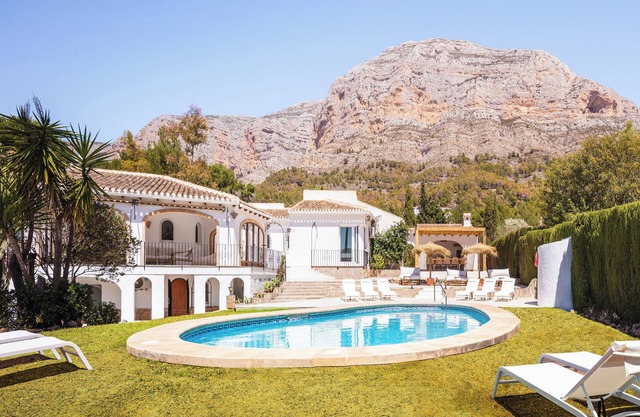 Villa Paso Lento with pool and beautiful gardens 10 mins to fabulous beaches