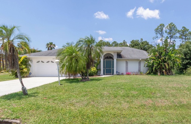 Villa Paula: Cozy 2-Suite Pool Home with Spacious Lanai and Private Backyard.