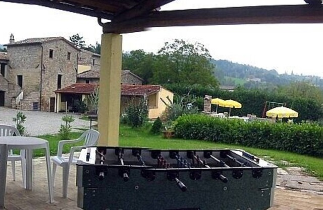 Villa Pavone A: Eine gemütliche Wohnung, die Teil einer zweist��ckigen Villa im Grünen ist.