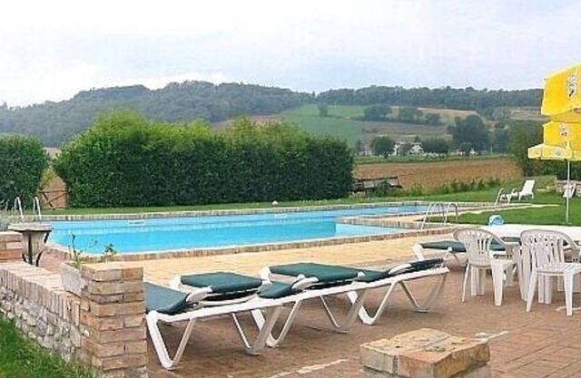 Villa Pavone B: Eine gemütliche Wohnung, die den gesamten ersten Stock einer Villa im Grünen umfasst.