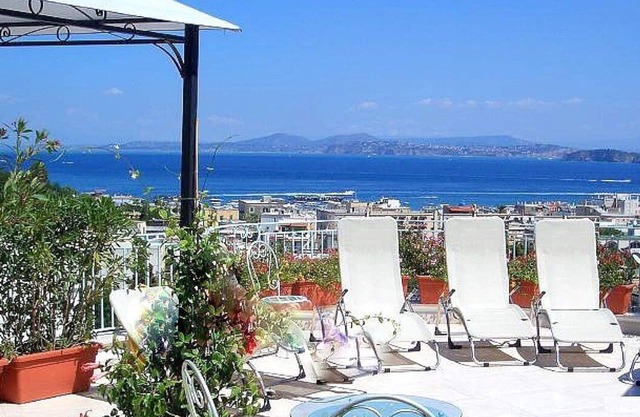 Villa Peonia B: Eine gemütliche Wohnung mit Blick auf die Sonne und das Meer.
