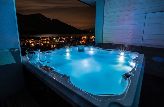 Villa Perla del Lago: apartamento ático, vista al lago, jardín, jacuzzi