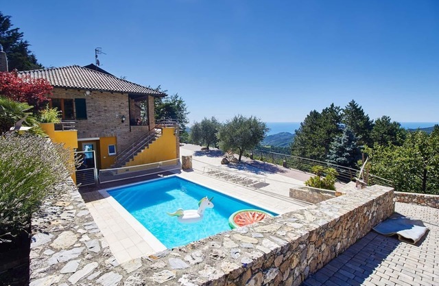 Villa Pina nell'entroterra Ligure
