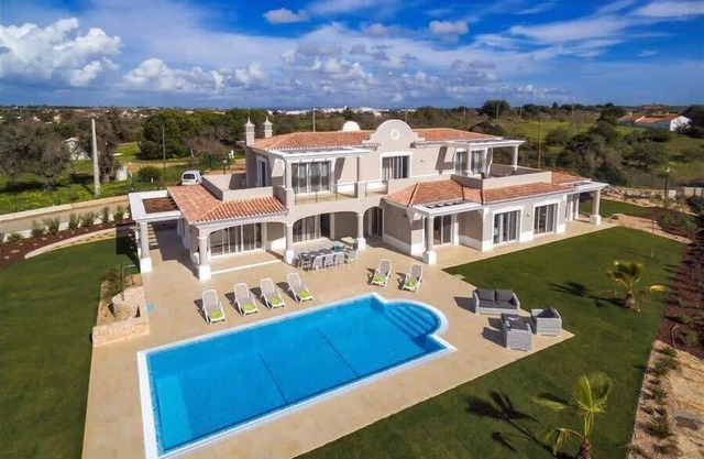 Villa Pinta - Herrliche neu gebaute 5-Zimmer-Immobilie mit herrlichem Golf- und Landblick!
