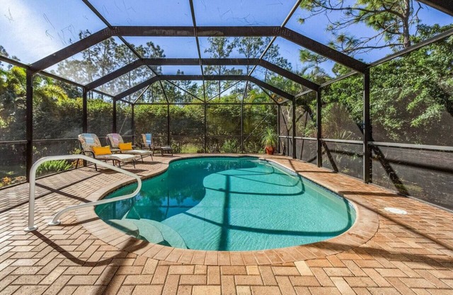 Villa Poolside Paradise: Unwind in Tropical Style!