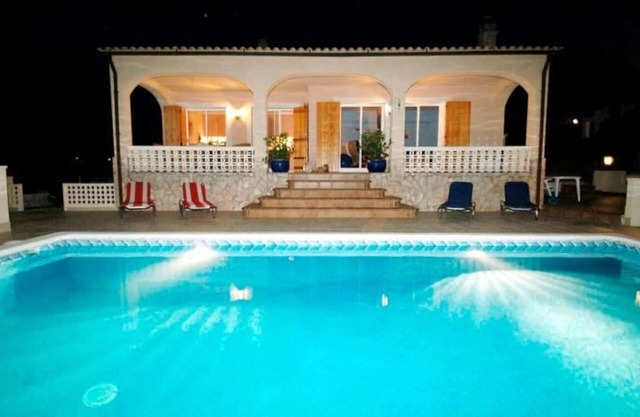 Villa & private swimming pool, 20 min from beach