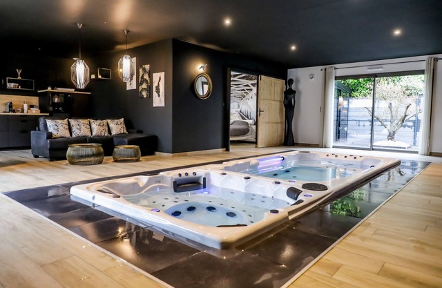 Villa, private pool, spa, sauna, billiards, bowling green...
