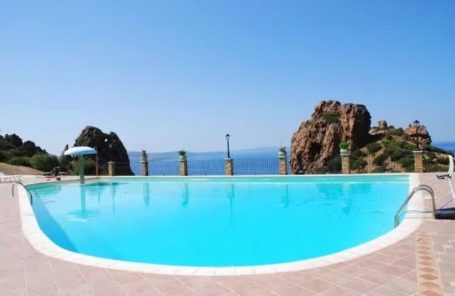 Villa Red Coral: sleeps 4, shared swimming pool, parking, IT111035C2000P7143.