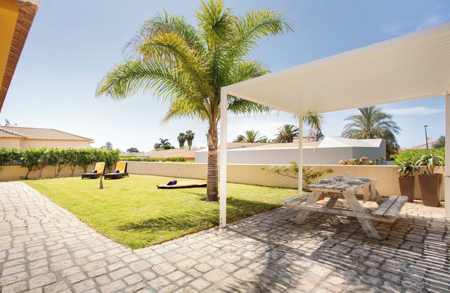 Villa 'Retiro Praia' mit Bergblick, privater Terrasse und WLAN