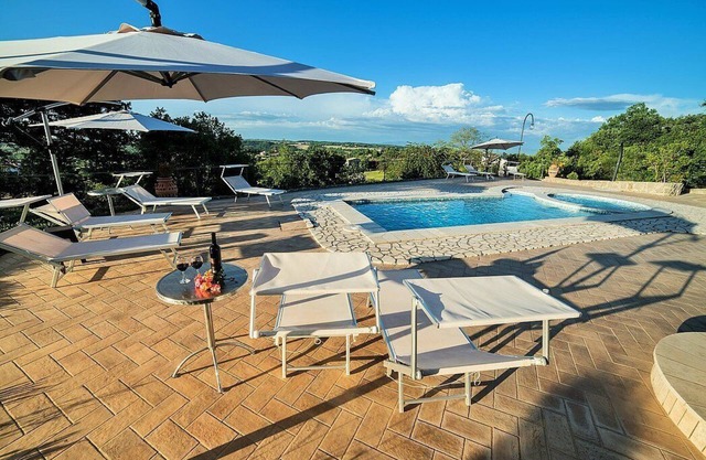 Villa Rinalda Grande: Eine helle und freundliche vierstöckige Villa auf einem kleinen Hügel.