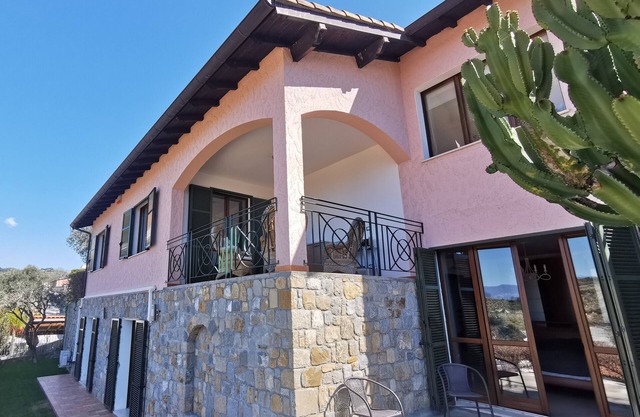 "Villa Riviera" Zwischen Meerblick+Bergblick mit Pool + BBQ-Terrasse nahe Küste!