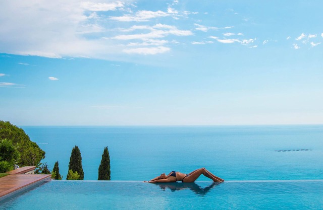 Villa Riviera Resort