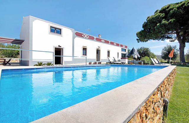 „Villa Rodrigues Apartment I“ – Idyllische Ferienwohnung mit Klimaanlage, Pool und Garten; Parkplätze vorhanden