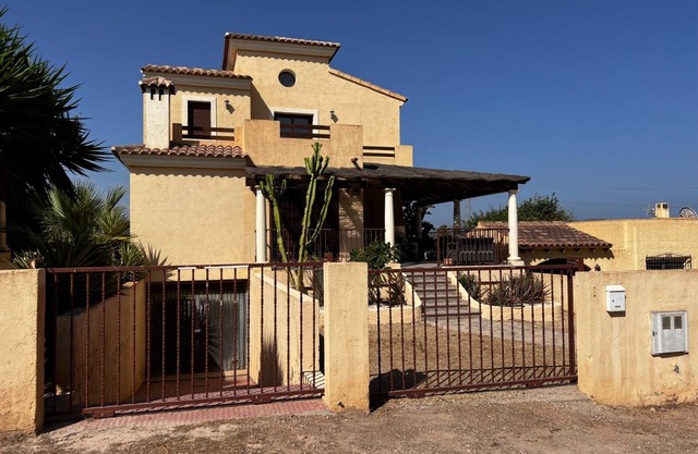 Villa Romantique Avec Piscine Privée et Terrasse Couverte