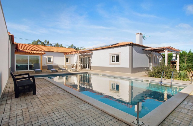 Villa 'Rosa Com Piscina E Jacuzzi' mit Bergblick, WLAN und Klimaanlage