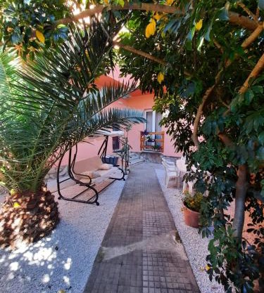 Villa rosa nel cuore di Porto Azzurro