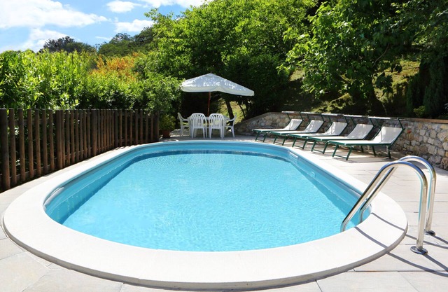 Villa Rosa. Sleeps up to 10 people,private pool(8.5m x 4.0m)+wifi radio internet