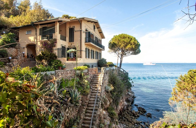 Villa Rosetta, int 1. cozy apartment with direct access to the sea
