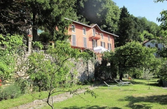 Villa Rossa, magnificent garden and view on the lake at only 10 min. from Como