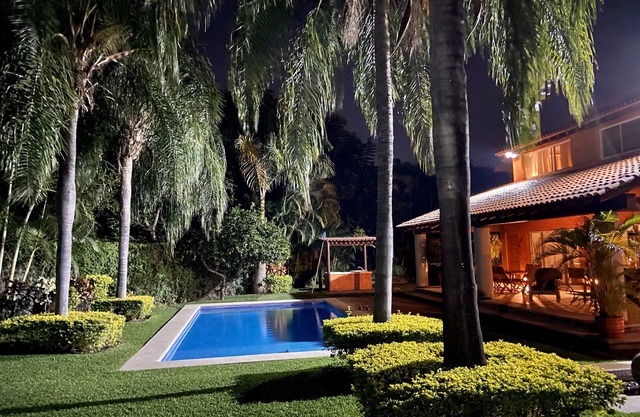 VILLA RUSTICA CON HERMOSOS JARDINES Y PISCINA PRIVADA PARA INOLVIDABLE ESTANCIA