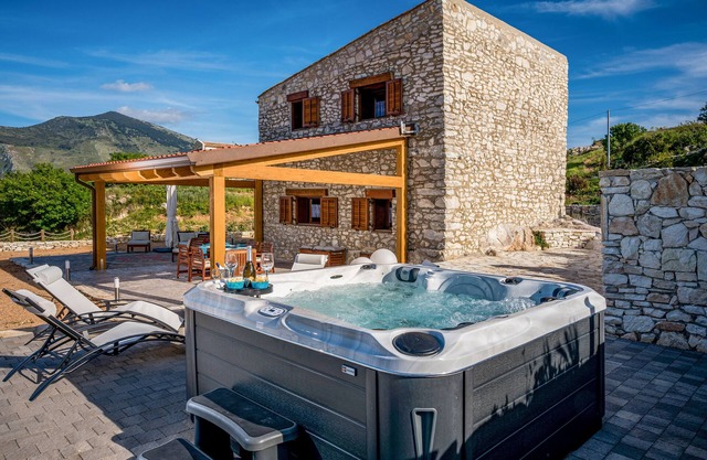 Villa Steinmauern mit Meerblick, Terrasse, Garten, Whirlpool & WLAN