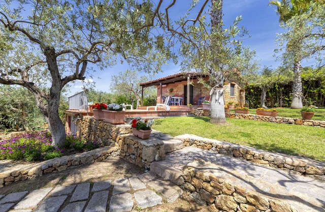 Villa 'Sa Domo Su Sole' mit Meerblick, privater Terrasse und WLAN