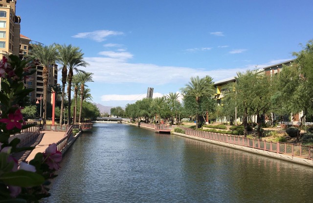MODERNE 2BR / 2BA Eigentumswohnung mit Pool! WANDERN SIE IN DER NÄHE VON SCOTTSDALE WATERFRONT & OLDTOWN