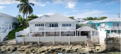 Villa-San-Souci Oceanfront, Gated 3-Bedroom, Free Parking