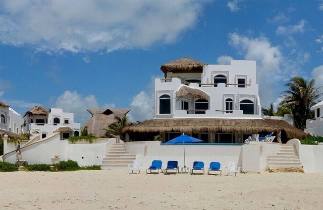 Private Strandvilla mit Infinity-Pool und vollem Personal!