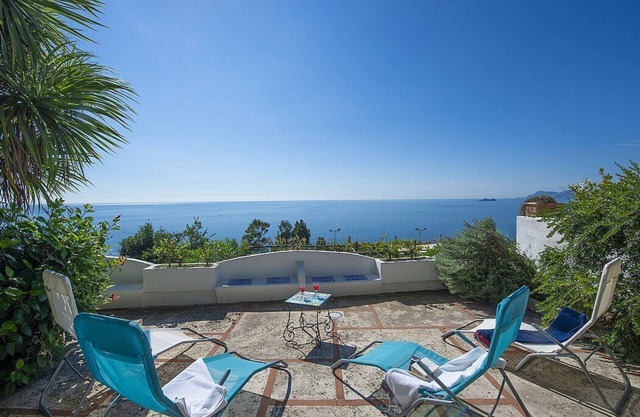 Villa Serafina: Ein elegantes und einladendes, zweistöckiges unabhängiges Haus mit Blick auf die Sonne und das Meer.