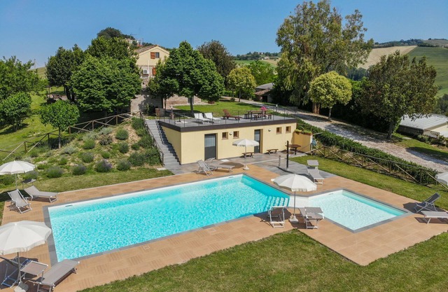 Villa Soffio mit Pool in den Hügeln von Fermo, nur 20 Minuten von der Adriaküste entfernt.