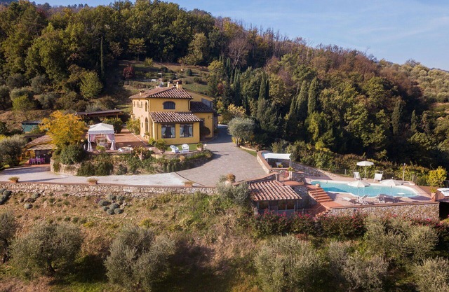 Villa in Cantagrillo mit 6 Schlafzimmern 14 Schlafplätzen