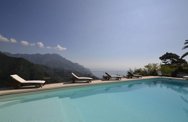Villa Stilnovo: Eine prächtige und leuchtende zweistöckige Villa mit Blick auf die Sonne und das Meer.