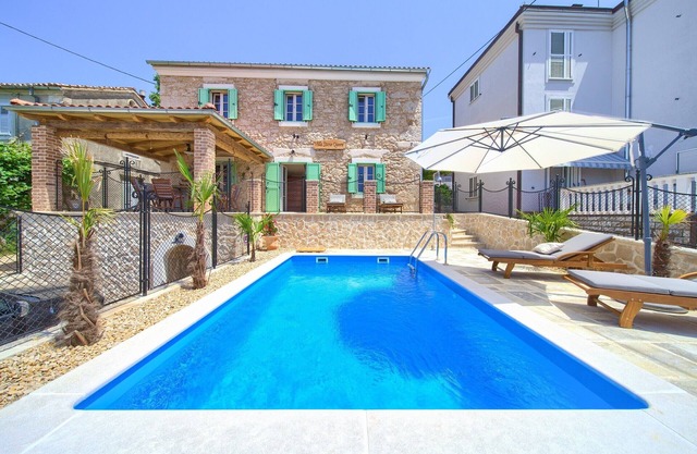 Villa Stone Queen mit beheiztem Pool und Meerblick