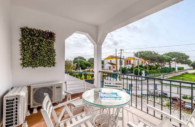 Villa 'Sublime Sun and Van, By Meco Stays' mit Balkon und WLAN