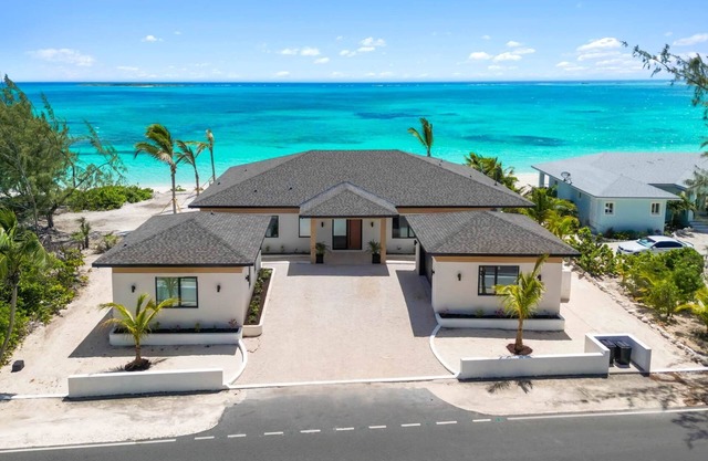 Villa Summerwinds, Beachfront on Flamingo Bay, Heated Pool + Carriage Home.