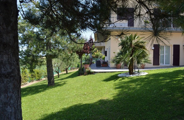 Villa umgeben von den grünen Hügeln der Marken, nur 10 Minuten vom Meer entfernt