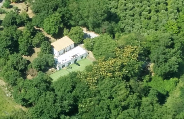 Villa im Grünen. Fitnessraum, Tennis, Whirlpool im Freien.