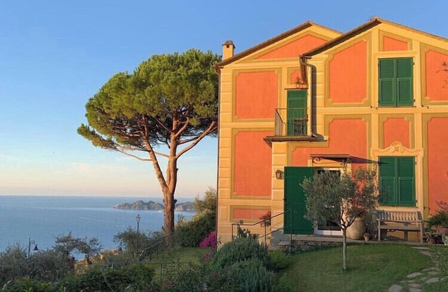 Villa im Grünen mit Meerblick über den Golf von Portofino umgeben